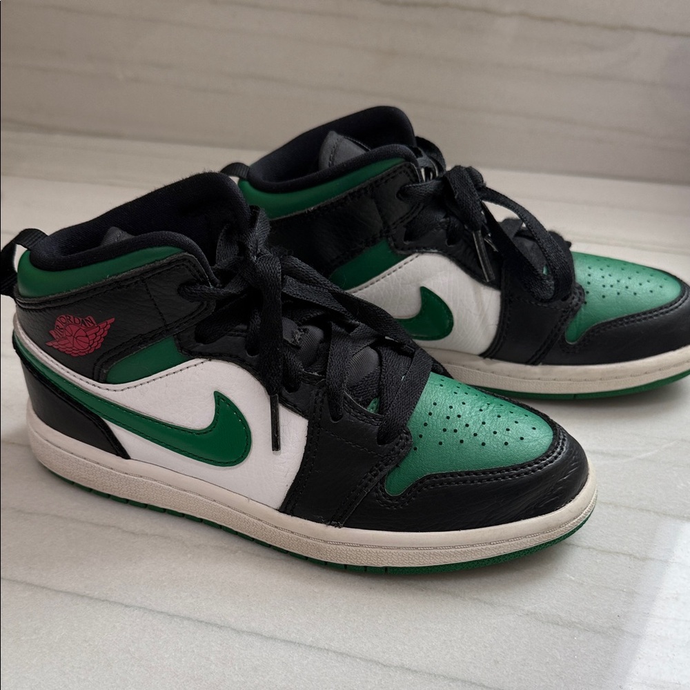 💚SOLD💚Air Jordan 1 Mid GS 'Black Pine Green'
 Kids Sneakers